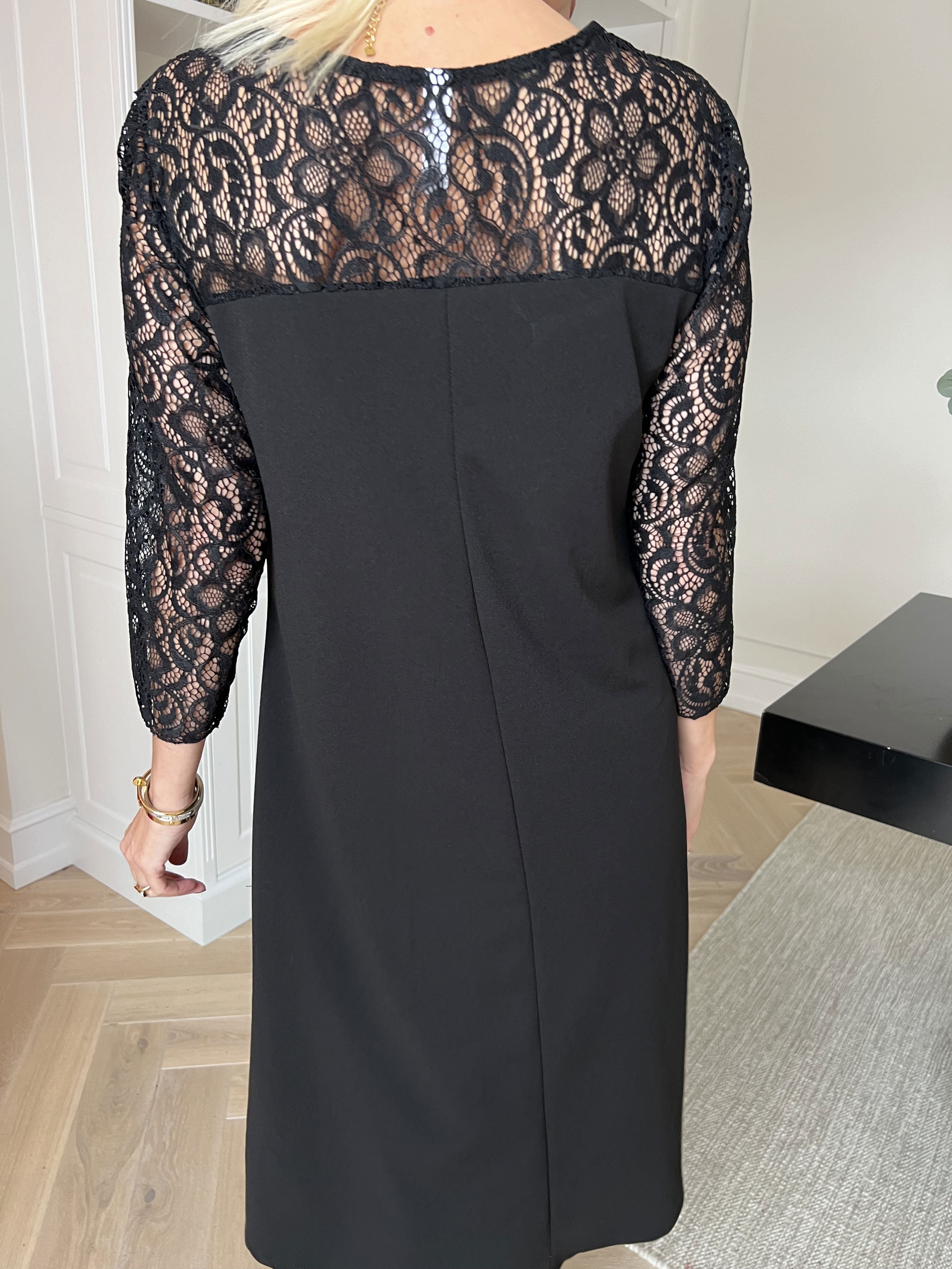 Sassi - Elegant kjole med smukke blondeærmer